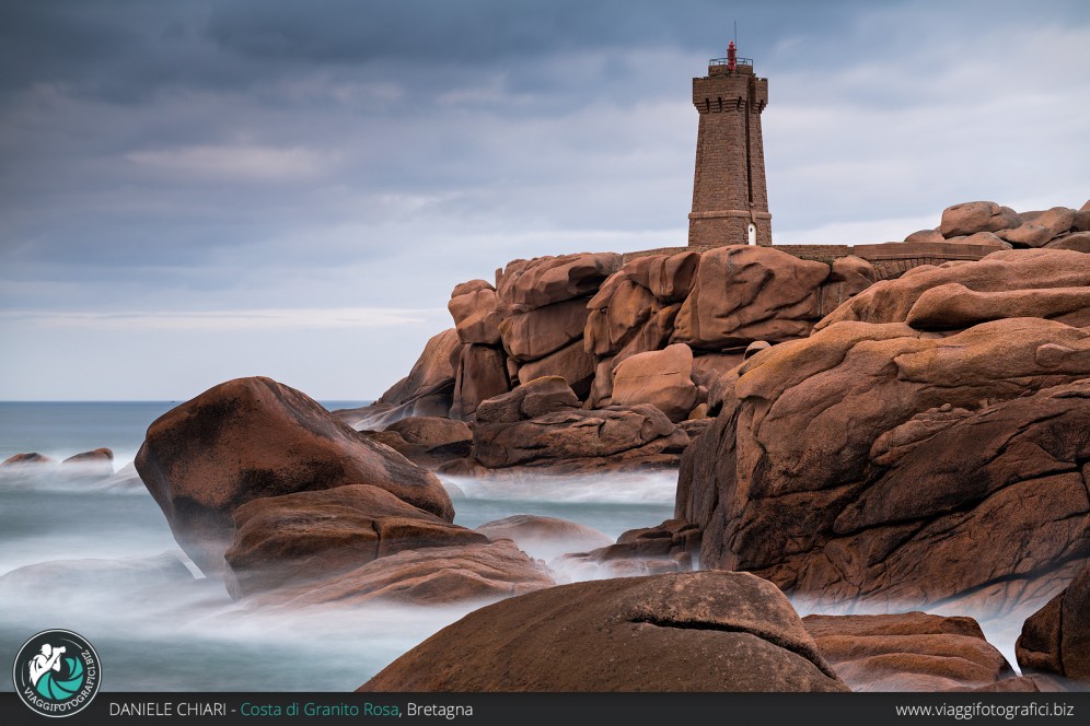 Il Faro Ploumanac'h sulla Costa di Granito Rosa, Bretagna.