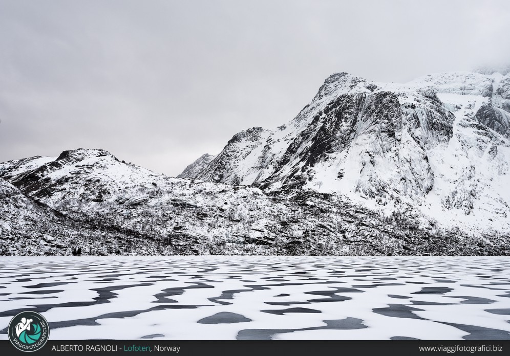 Fiordo ghiacciato alle Lofoten.