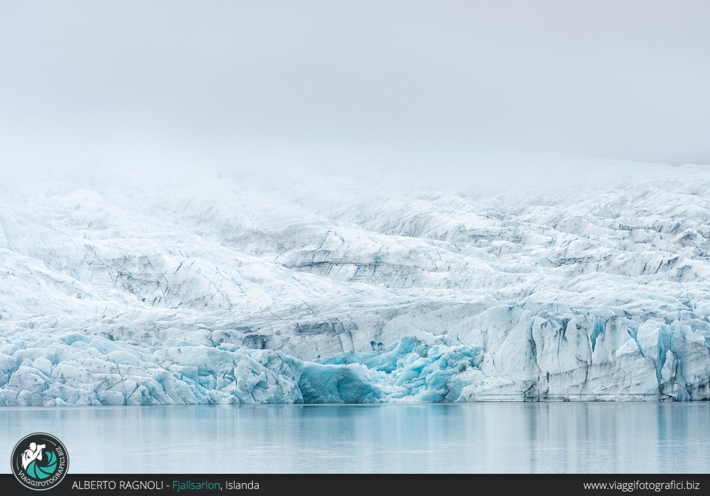 Fjallsarlon: dettagli della magnifica laguna glaciale di Fjalsarlon in islanda.