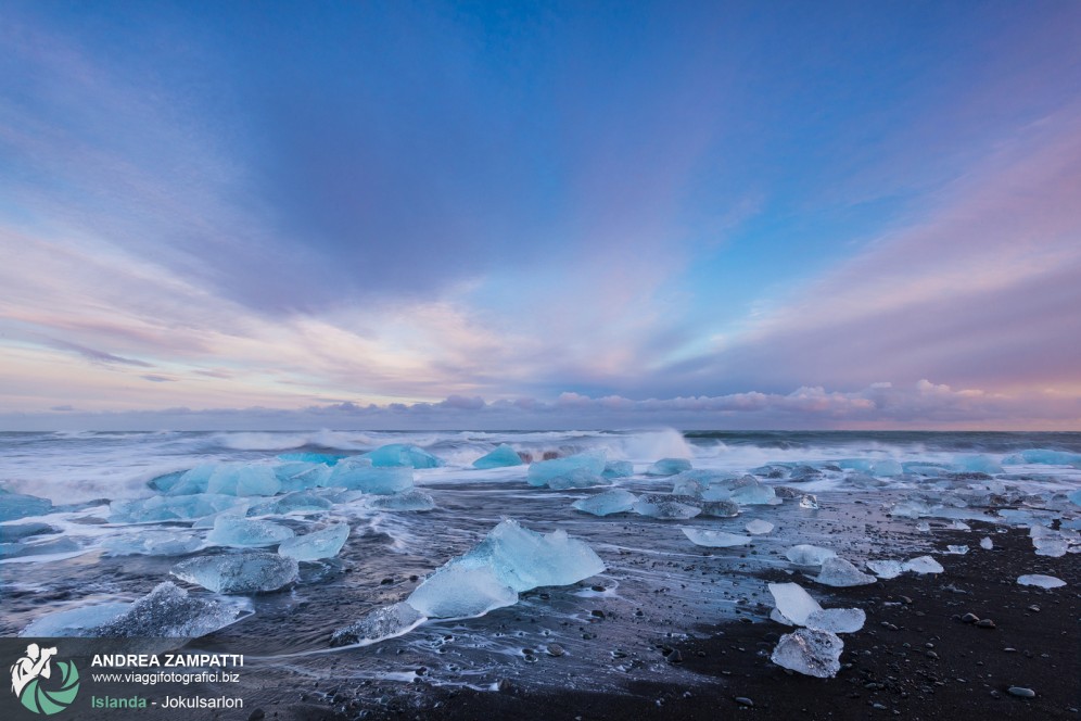 Iceberg sulla spiaggia di Jokulsarlon al tramonto