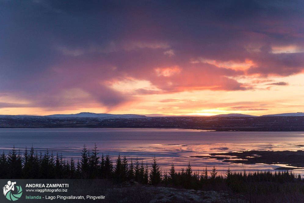 Lago Pingvallavatn al tramonto