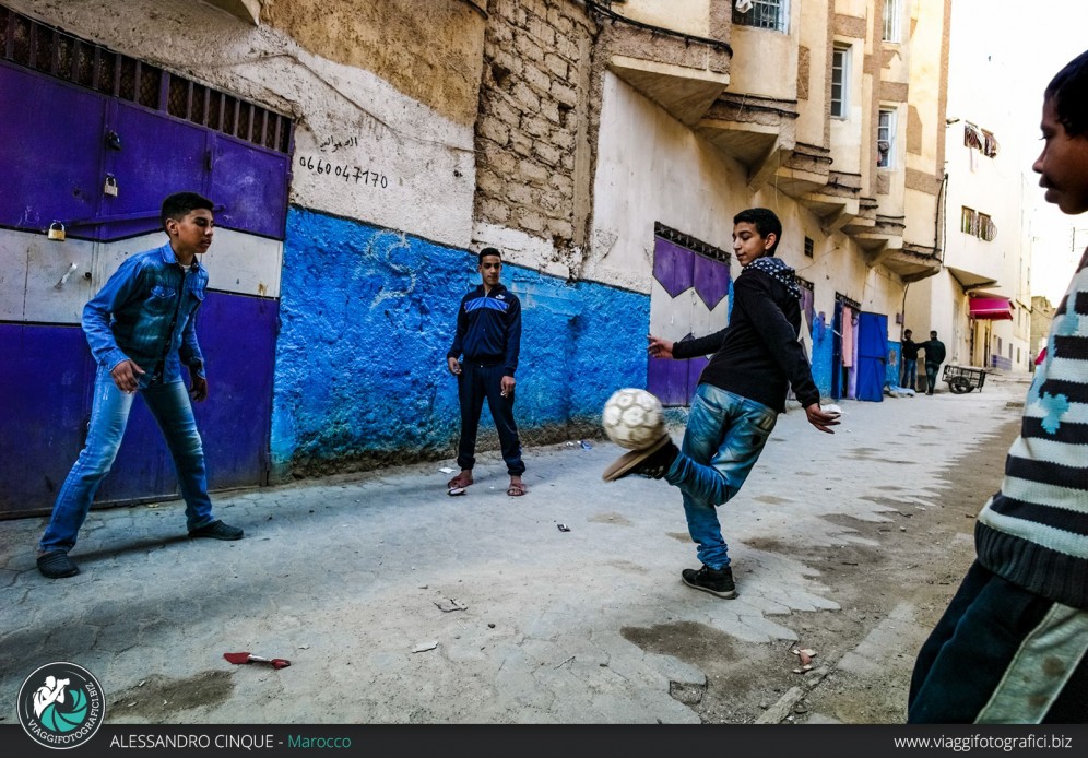 Giochi nel blu a Chefchaouen, Marocco