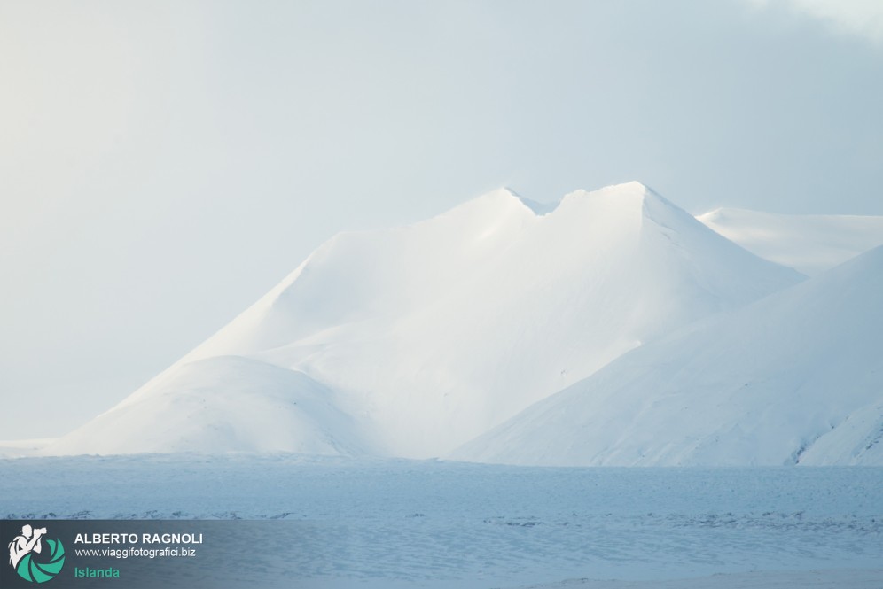 Inverno in Islanda: Marzo 2014. Neve sule montagne del ghiacciaio Vatnajokull..