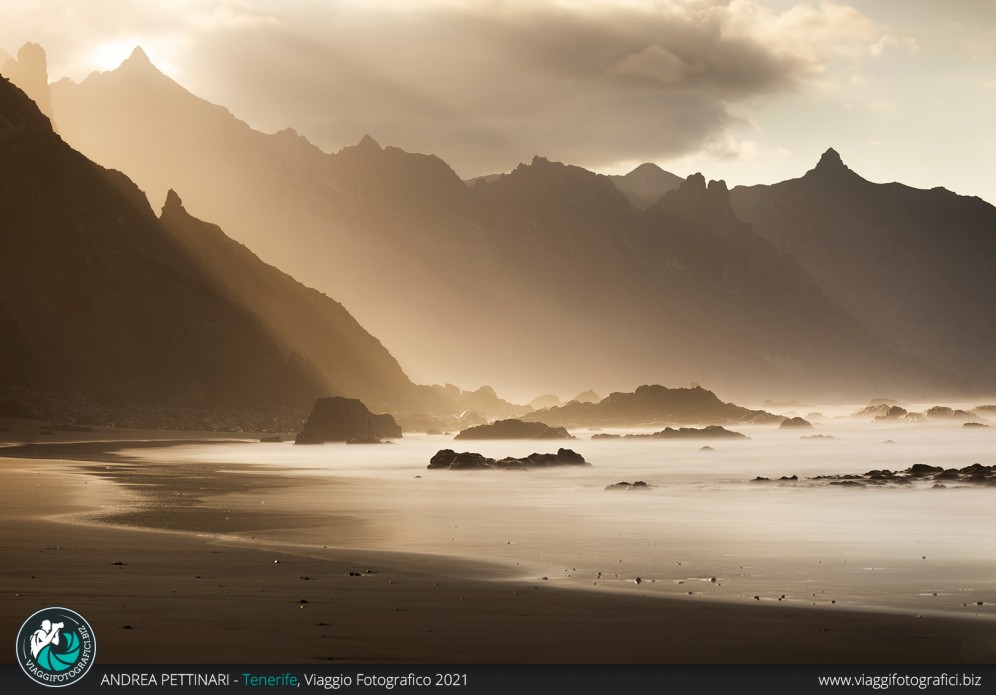 Lame di luce sulla spiaggia