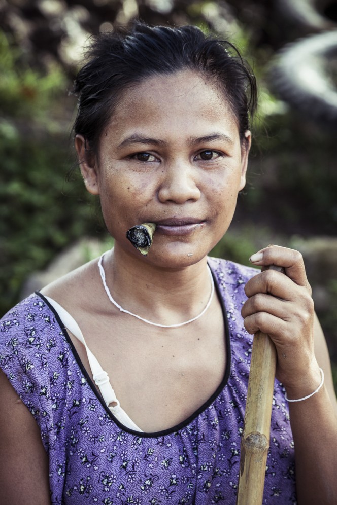 Laos - Agricoltrice nell'altopiano del Bolaven.