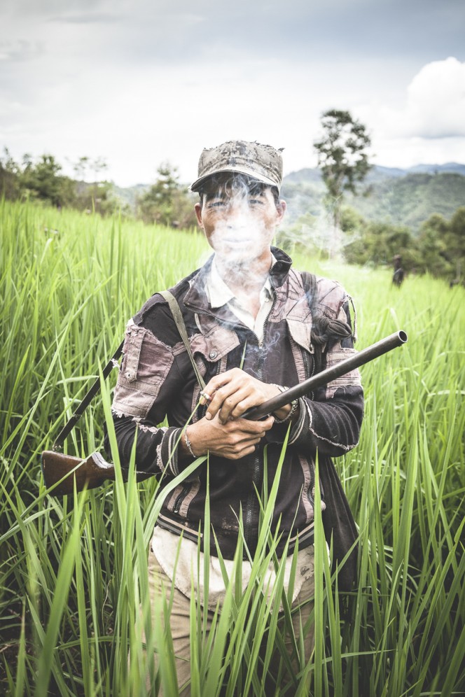 Laos - Cacciatore della tribù degli Akha-Noukouy sulle remote montagne intorno a Phongsali.