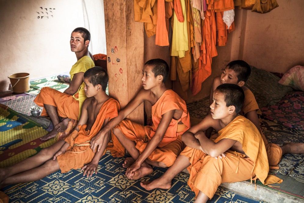 Laos - Giovani monaci nella regione di Luang Prabang.