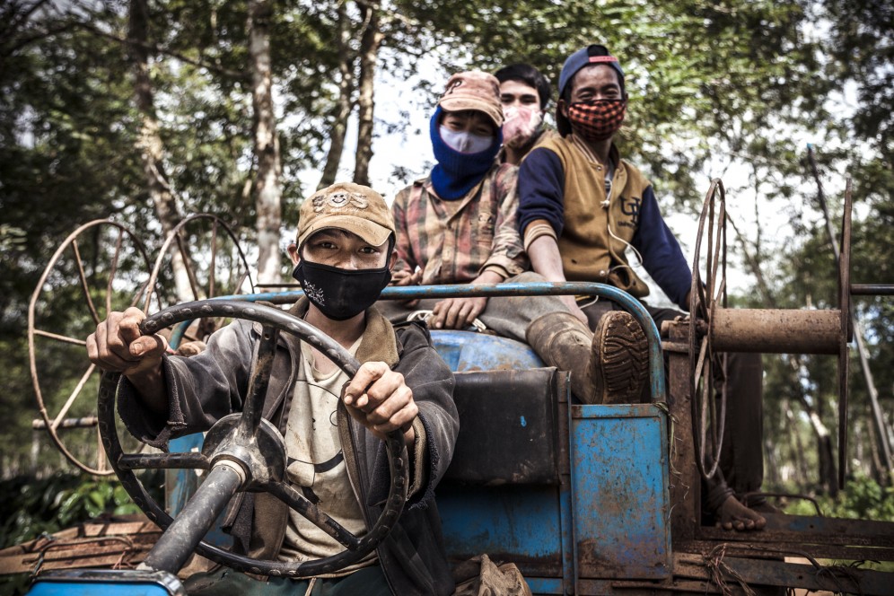 Laos - Lavoratori di una piantagione di caffè nel Bolaven.