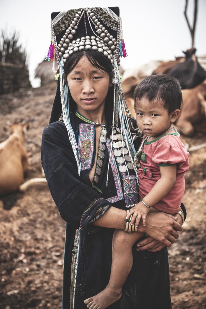 Laos - Madre e figlio della tribù degli Akha-Noukouy.