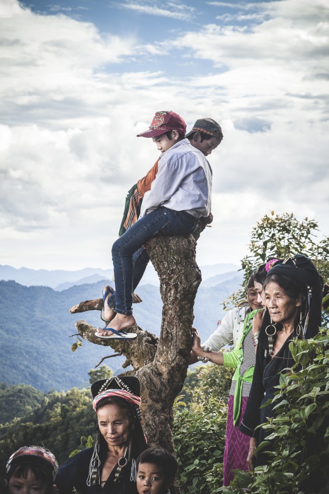 Laos - Membri della tribù degli Akha-Noukouy, nella regione di Phongsali, durante un evento al villaggio.