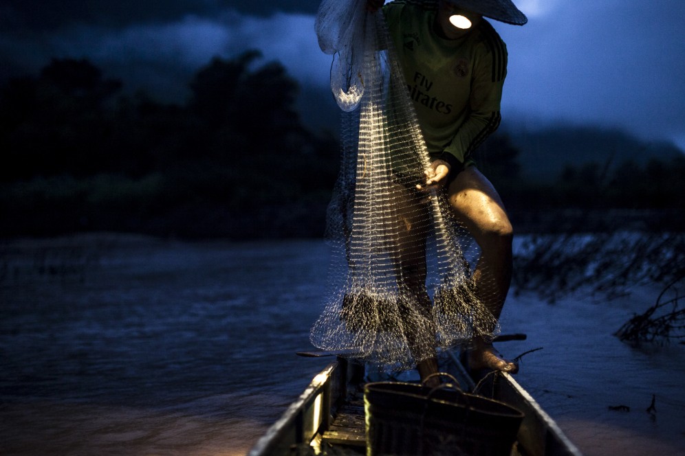Laos - Pescatore sul fiume Nam Ou all'alba.
