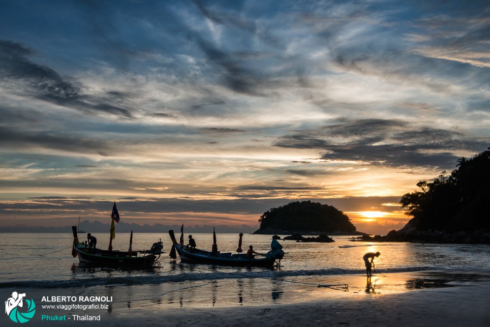 Pescatori al tramonto presso Kata beach, Phuket - Thailandia.