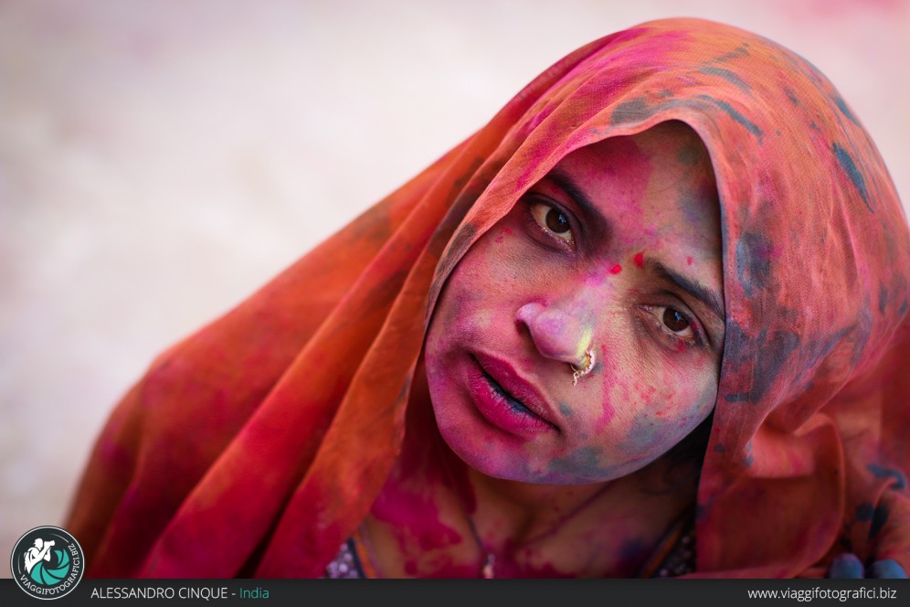 Vrindavan,  ritratto di una donna dopo l’holi festival.