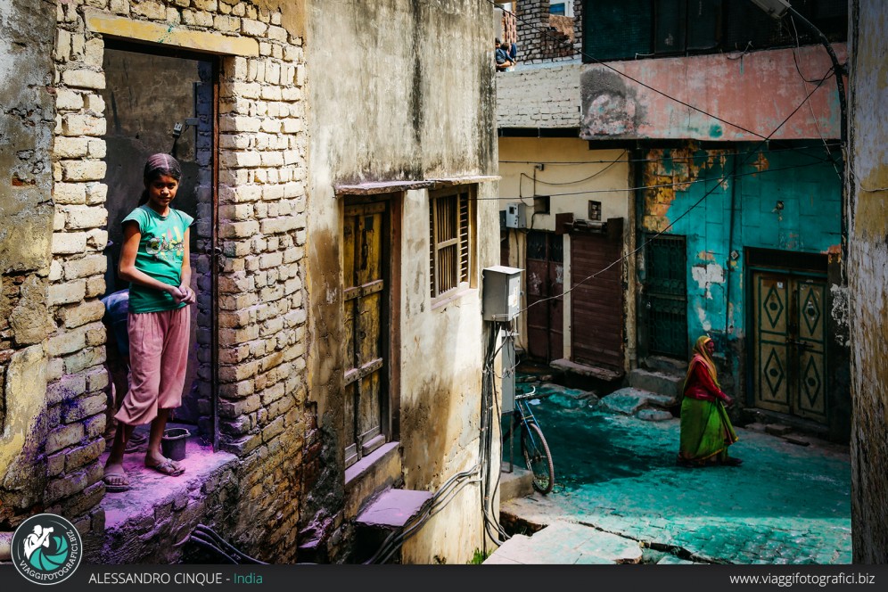 Vrindavan, le strade prendono colori diversi dopo l’holi festival.