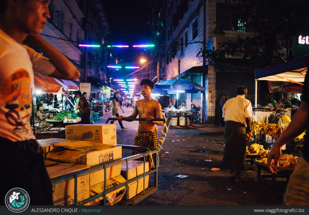 Tra le strade diroccate della città vecchia di Yangon