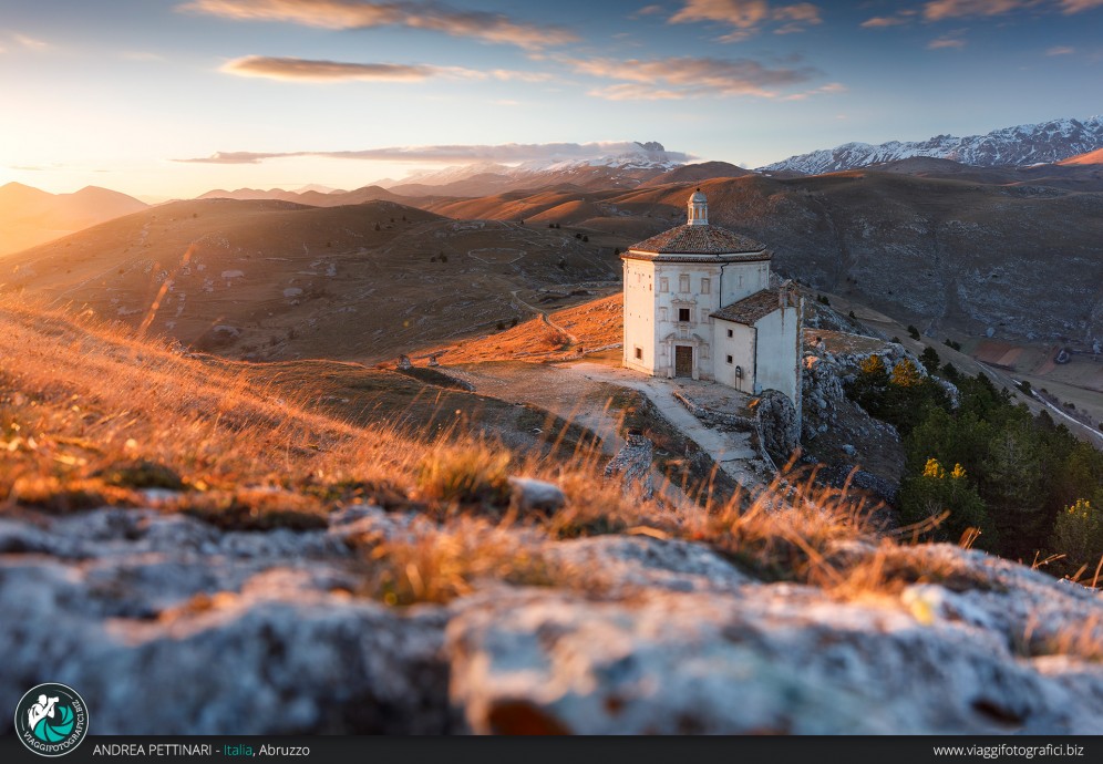 Tramonto alla chiesa di Santa maria della Pietà in Abruzzo.