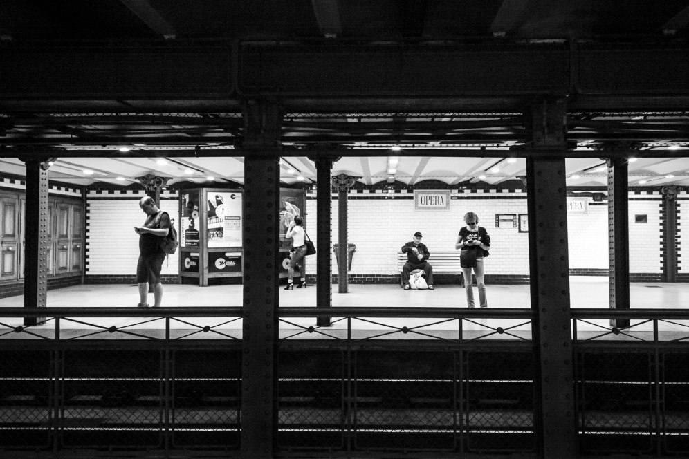 Ungheria - Persone in attesa alla stazione di Opera, sull'iconica Metropolitana del Millennio, la più antica del continente Europeo.