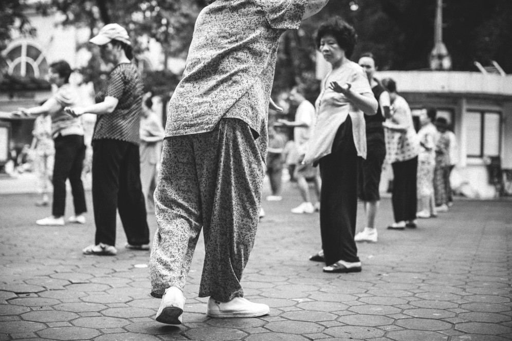 Vietnam - Tai Chi all'alba sulle sponde del Lago Hoan Kiem, Hanoi.