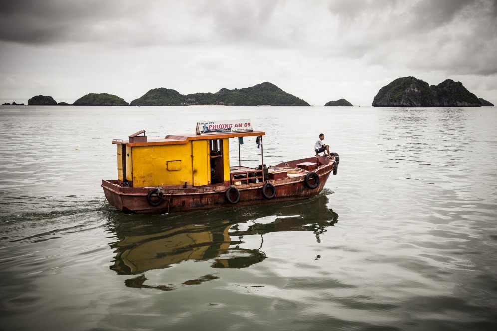 Vietnam - Imbarcazione nella baia dell'isola di Cat Ba.