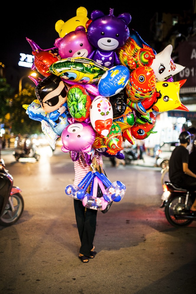 Vietnam - Venditrice di palloncini nelle strade della vecchia Hanoi.